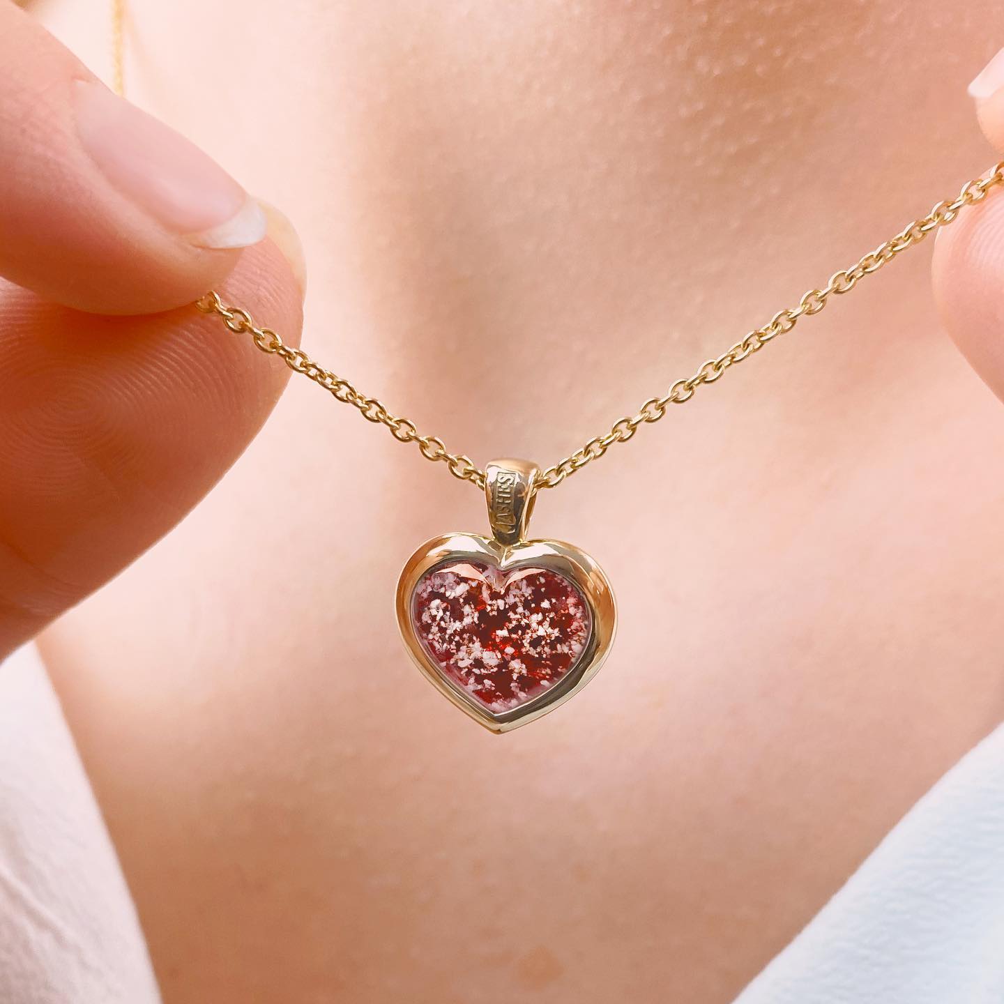 Ashes into Glass Pendants come complete with a hallmarked, 18-inch chain. Each Pendant can be engraved with your own personal message on the back, preserving precious memories of your treasured loved one. #ashesintoglass