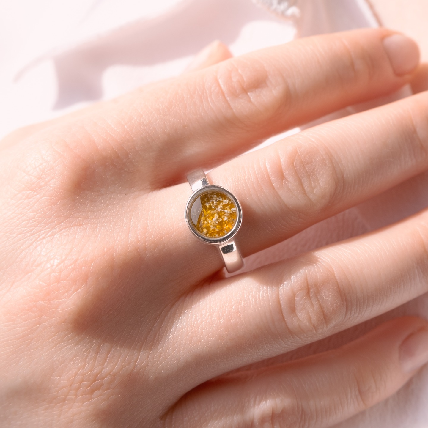 Every Ashes into Glass piece preserves your loved one's ashes in a beautifully unique keepsake, designed to last.

The precious metal mount can be made in your choice of Sterling Silver, Gold or White Gold, with a free engraving that is special to you.

Choose from 7 stone colours or a choice of no colour to reveal the precious metal backdrop.

#ashesintoglass